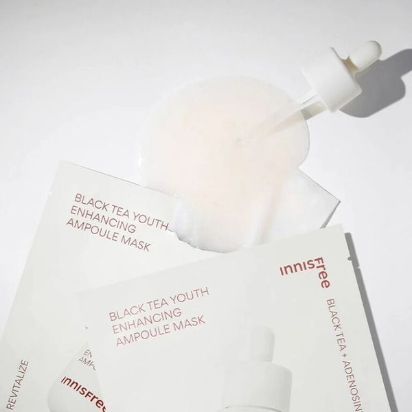 Тканинна антивікова маска з чорним чаєм Innisfree Black Tea Youth Enhancing Ampoule Mask M237608 фото